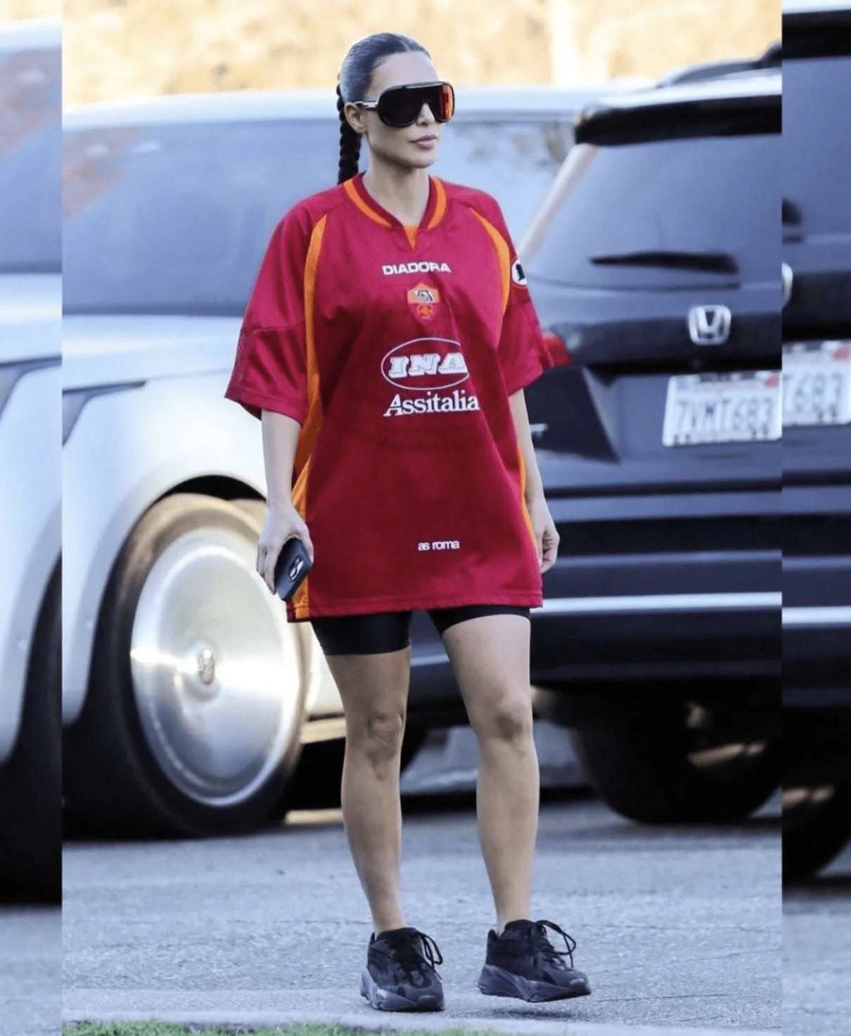 金卡戴珊 Kim Kardashian 在 Calabasas外出的街拍|街拍|外出|全套_新浪新闻