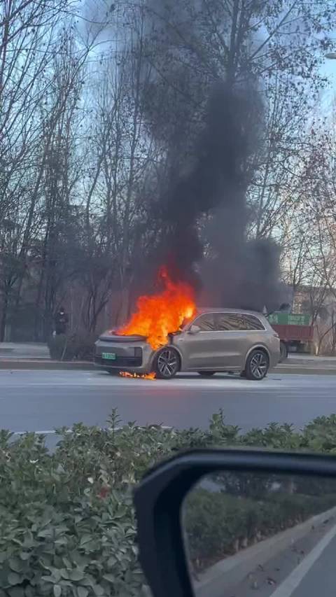 一辆理想汽车又烧了……