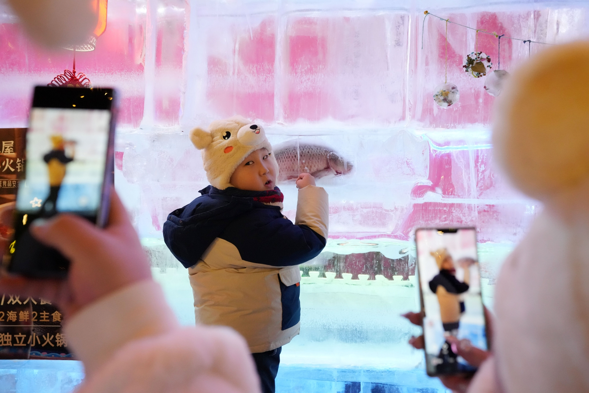 哈尔滨百年老街“冰屋”引客来