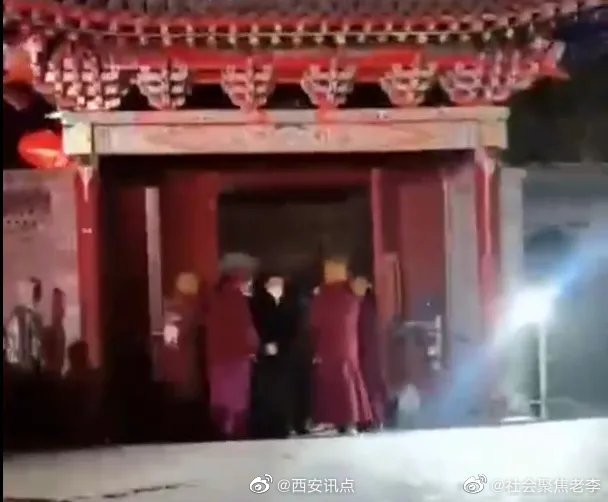 五台山广化寺晚上不开门遭游客怒踹门进入?五台山景区回应休闲区蓝鸢梦想 - Www.slyday.coM 五台山广化寺晚上不开门遭游客怒踹门进入?五台山景区回应休闲区蓝鸢梦想 - Www.slyday.coM