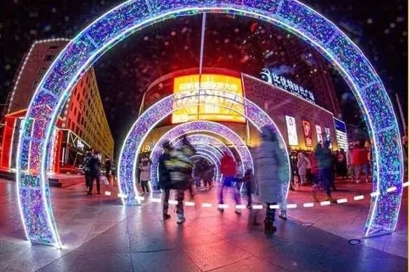 鹤岗的“时代广场”，如今已成为年轻人生活娱乐的中心。图片来源：比优特时代广场微信公众号