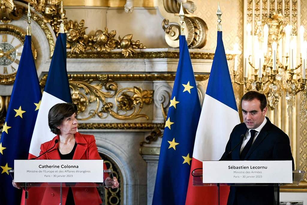 当地时间2023年1月30日，法国巴黎，法国国防部长塞巴斯蒂安·莱科努（右）和外交部长凯瑟琳·科隆纳（左）。视觉中国 图