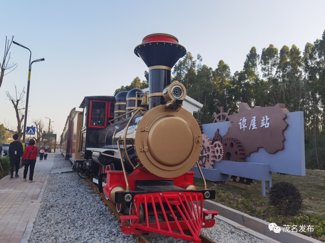 油城墟环湖观光火车。通讯员 卢睿琦 摄