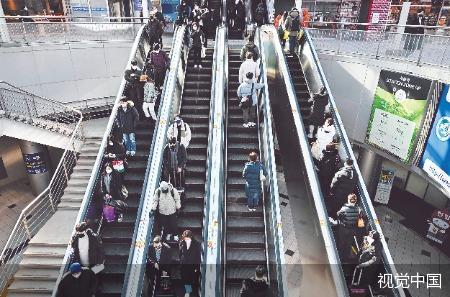 当地时间2023年1月30日,韩国取消室内戴口罩规定,但许多人仍然选择戴口罩。