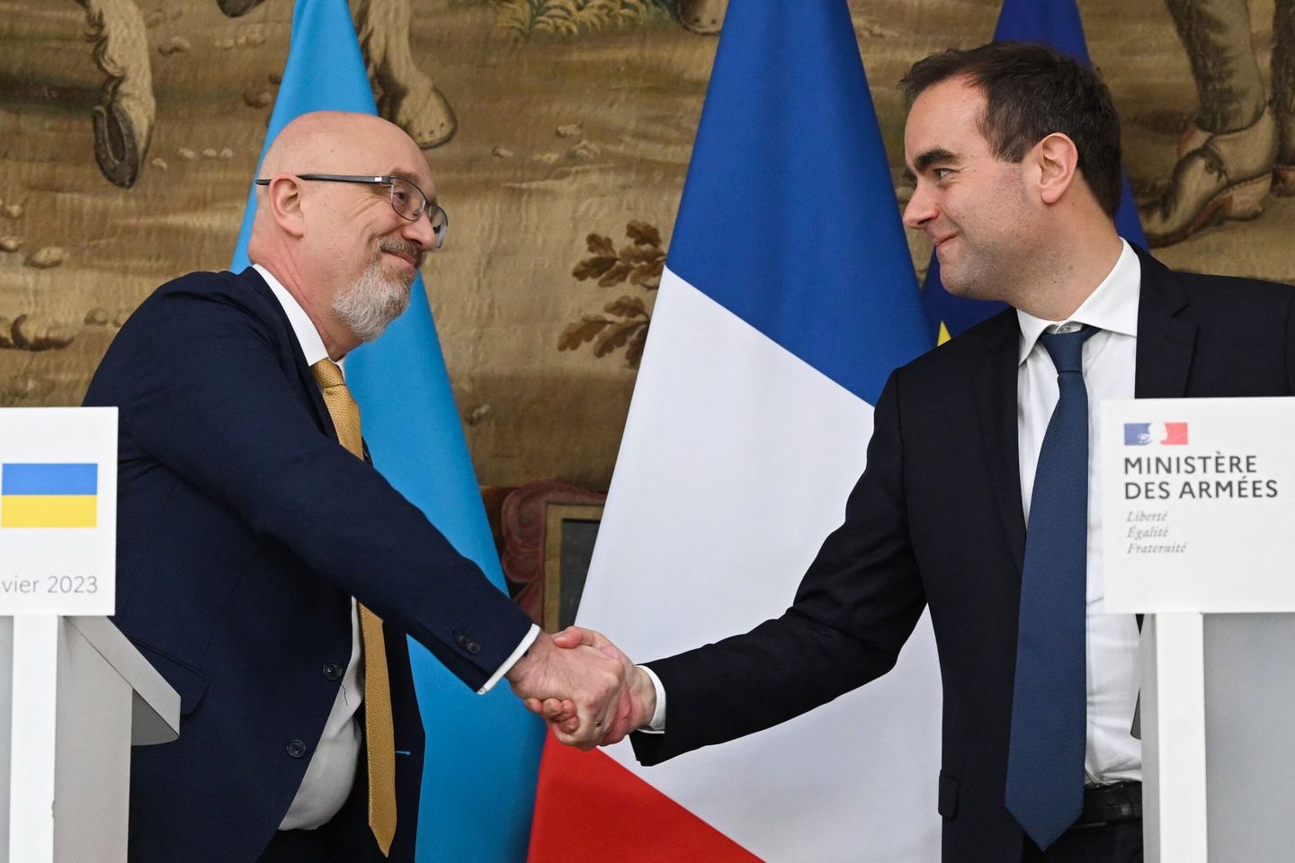 法国防长宣称：向乌克兰运送战斗机“没有任何禁忌”