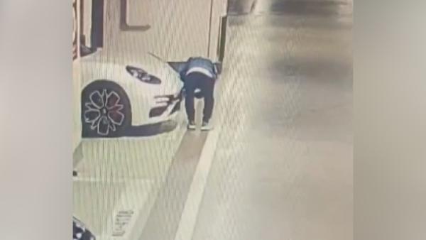 保时捷车主为省停车费用胶带改车牌