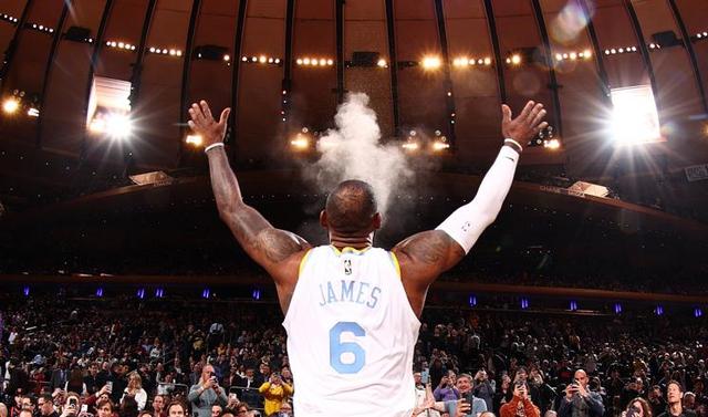 詹姆斯关键三分助湖人逆转取胜赛后深情拥抱浓眉展现团队凝聚力