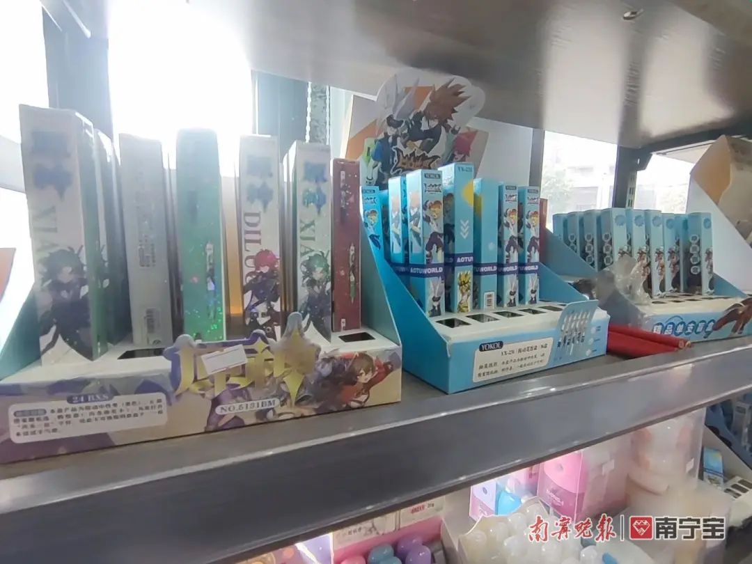 文具店内销售的“玩具文具”和文具“盲盒”
