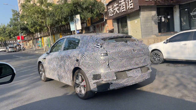 在经过科韵路偶遇小鹏的伪装测试车在跑……
