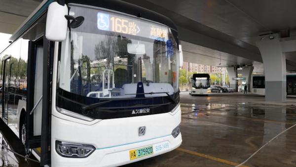 更环保更舒适！上海纯电绿色公交车“白金刚”上岗