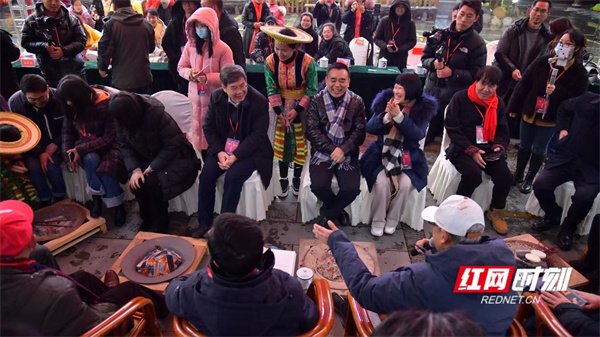 王跃文携《家山》重返故事原型地 与家乡溆浦读者深情聊“家山” 王跃文携《家山》重返故事原型地 与家乡溆浦读者深情聊“家山”