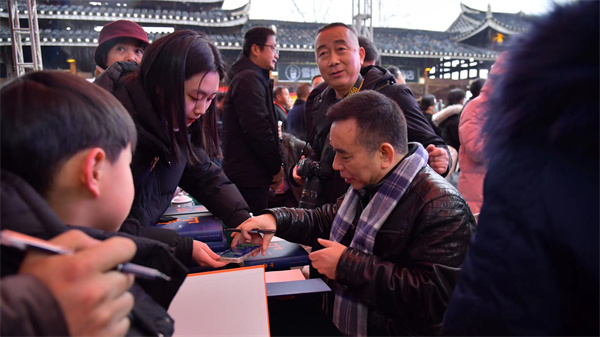 王跃文携《家山》重返故事原型地 与家乡溆浦读者深情聊“家山”4 王跃文携《家山》重返故事原型地 与家乡溆浦读者深情聊“家山”