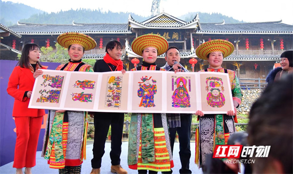 王跃文携《家山》重返故事原型地 与家乡溆浦读者深情聊“家山”3 王跃文携《家山》重返故事原型地 与家乡溆浦读者深情聊“家山”