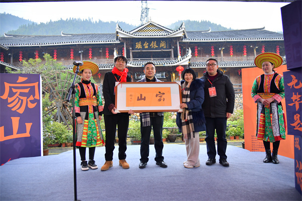 王跃文携《家山》重返故事原型地 与家乡溆浦读者深情聊“家山”1 王跃文携《家山》重返故事原型地 与家乡溆浦读者深情聊“家山”