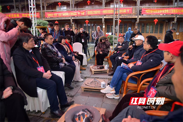 王跃文携《家山》重返故事原型地 与家乡溆浦读者深情聊“家山”6 王跃文携《家山》重返故事原型地 与家乡溆浦读者深情聊“家山”