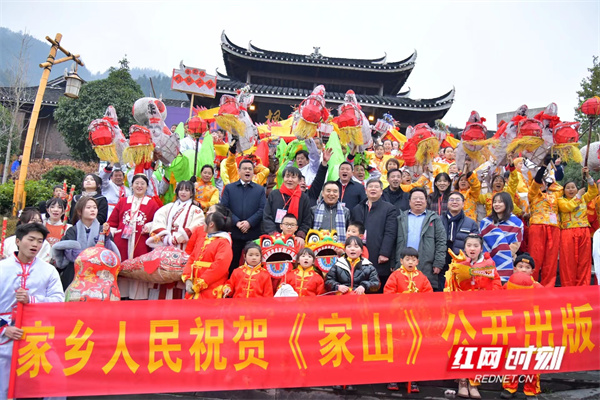 王跃文携《家山》重返故事原型地 与家乡溆浦读者深情聊“家山”2 王跃文携《家山》重返故事原型地 与家乡溆浦读者深情聊“家山”