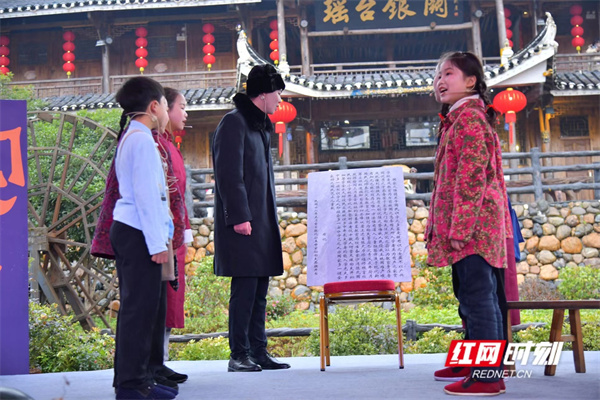 王跃文携《家山》重返故事原型地 与家乡溆浦读者深情聊“家山”5 王跃文携《家山》重返故事原型地 与家乡溆浦读者深情聊“家山”