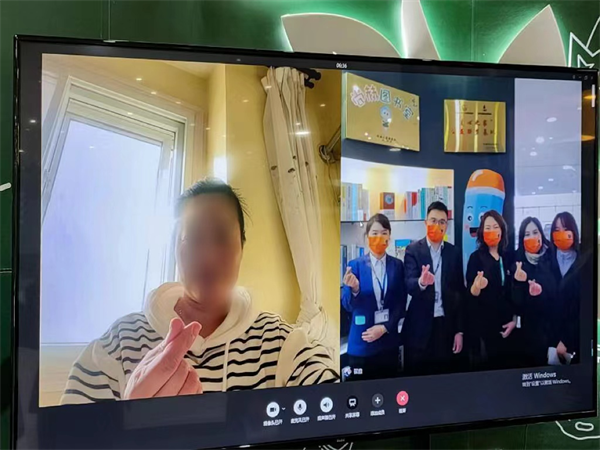 入户慰问单亲妈妈的活动在疫情影响下改为线上举行,活动有变,爱心不变