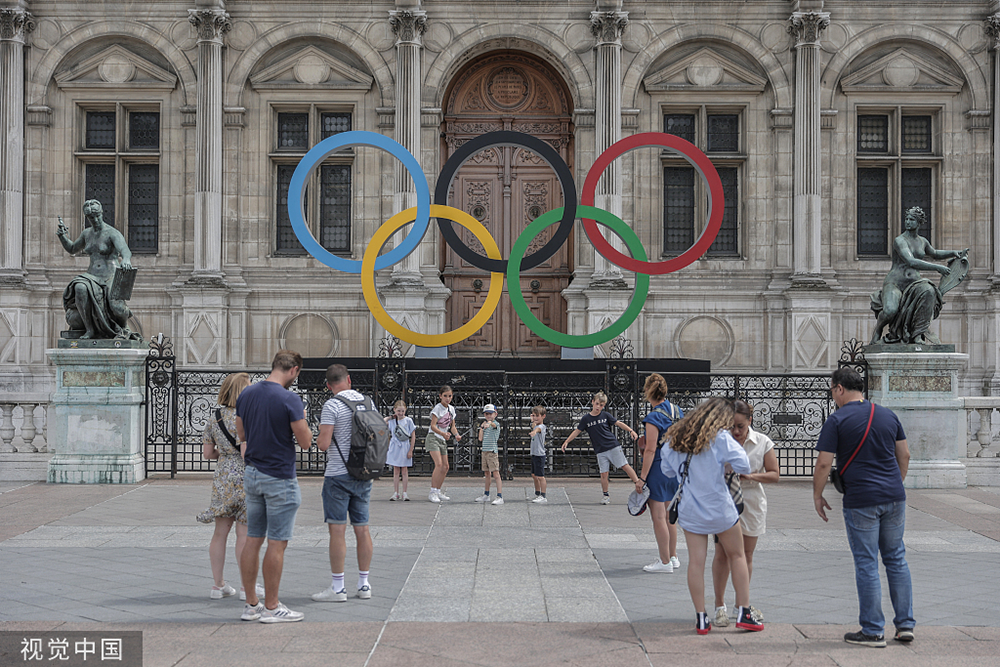 2022年7月25日，法国，巴黎街头的奥运会标志。人民视觉 资料图