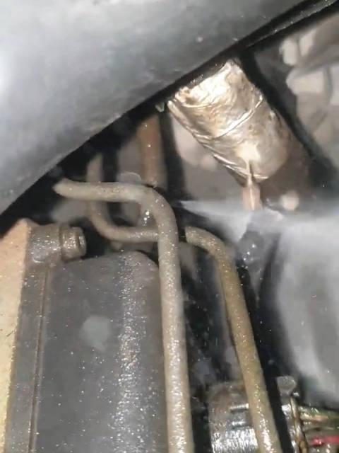 雷克萨斯LX570 AHC液压悬架，管子破了