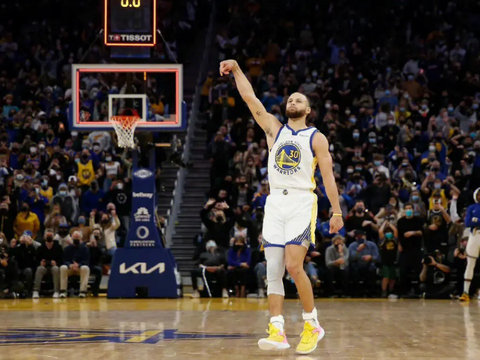 勇士队库里狂砍50分率队逆转独行侠