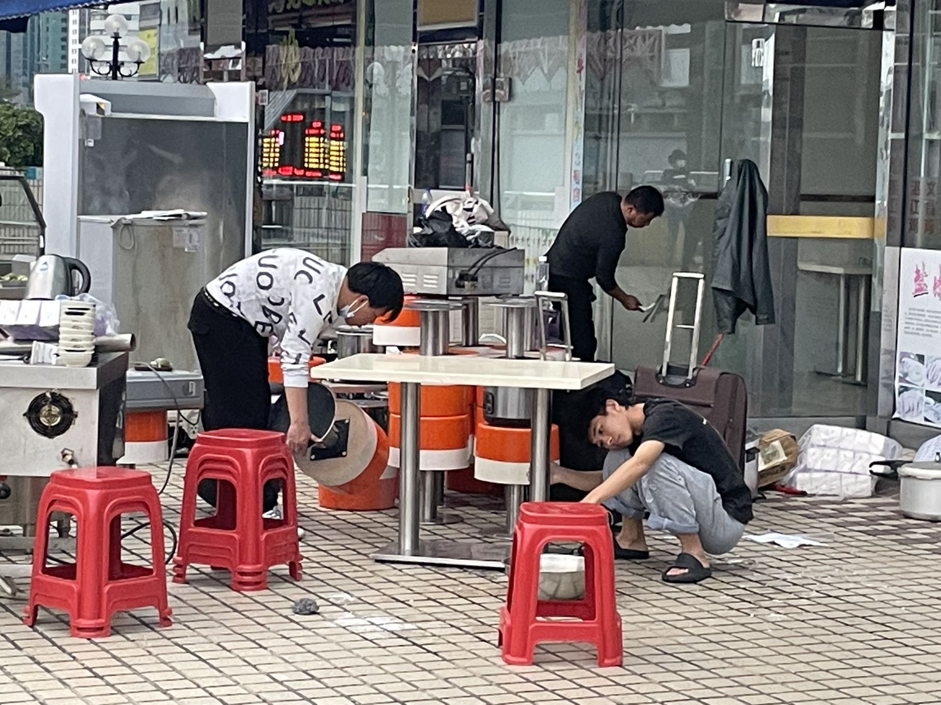 “港人北上消费第一站”罗湖商业城现场直击:环境卫生大扫除,迎通关如迎过年休闲区蓝鸢梦想 - Www.slyday.coM “港人北上消费第一站”罗湖商业城现场直击:环境卫生大扫除,迎通关如迎过年休闲区蓝鸢梦想 - Www.slyday.coM