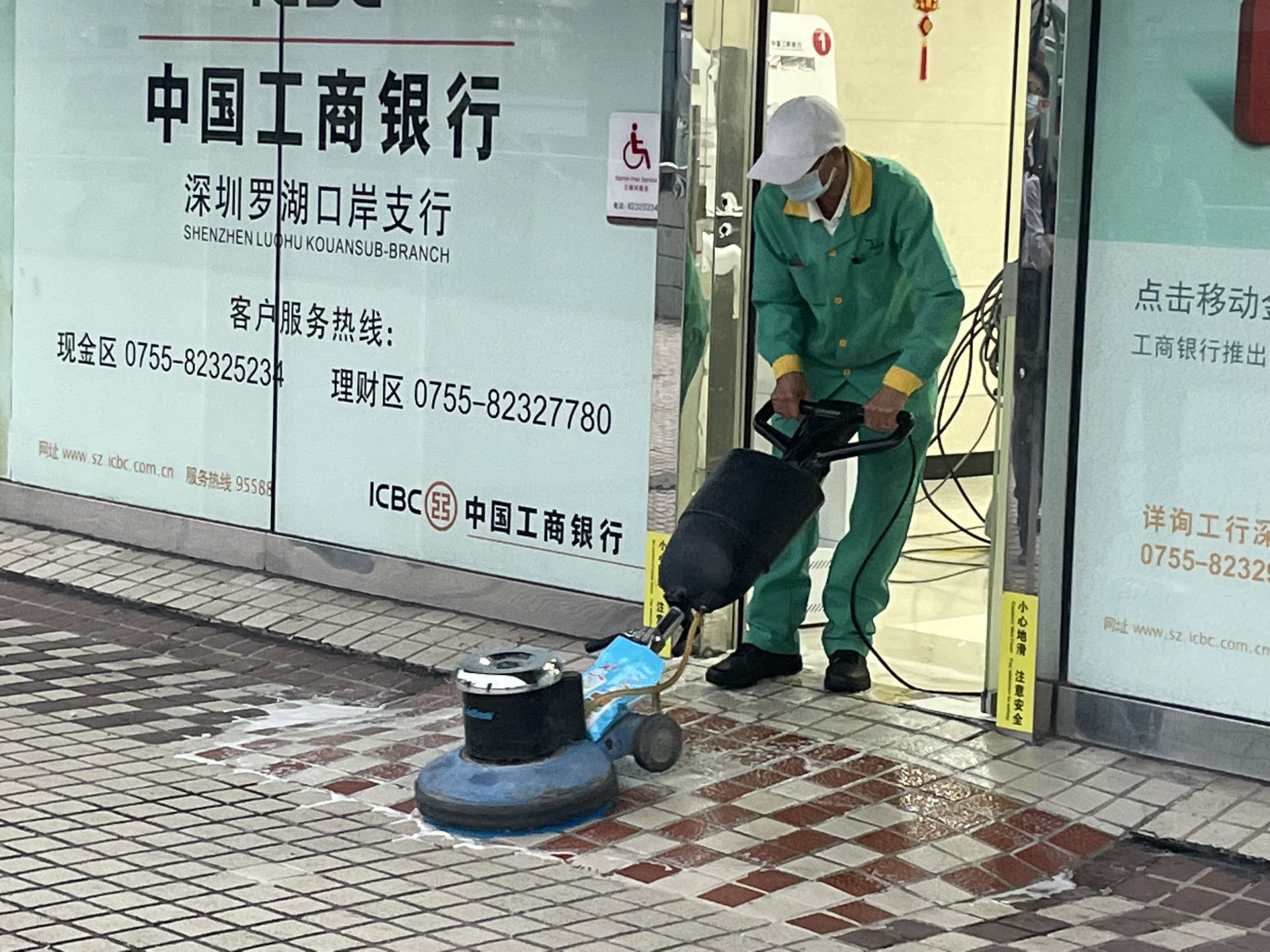 “港人北上消费第一站”罗湖商业城现场直击:环境卫生大扫除,迎通关如迎过年休闲区蓝鸢梦想 - Www.slyday.coM “港人北上消费第一站”罗湖商业城现场直击:环境卫生大扫除,迎通关如迎过年休闲区蓝鸢梦想 - Www.slyday.coM
