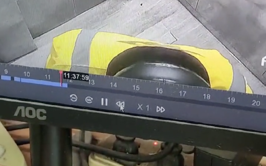 外卖小哥在电梯里小便。网络视频截图