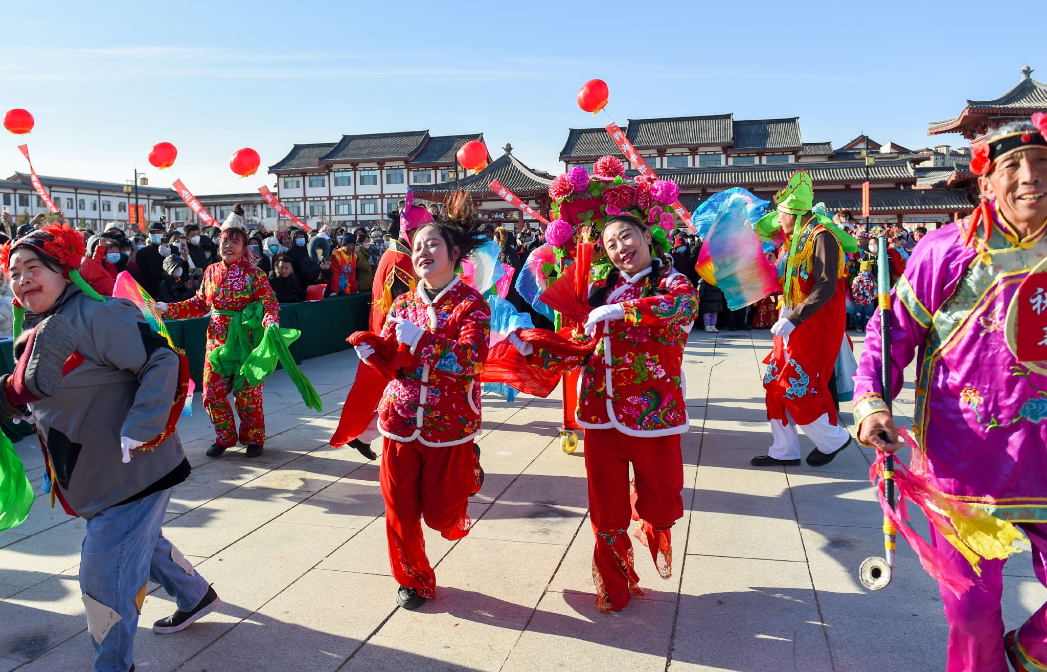 2月5日，内蒙古赤峰市巴林左旗农村社火队的演员在进行表演。新华社记者