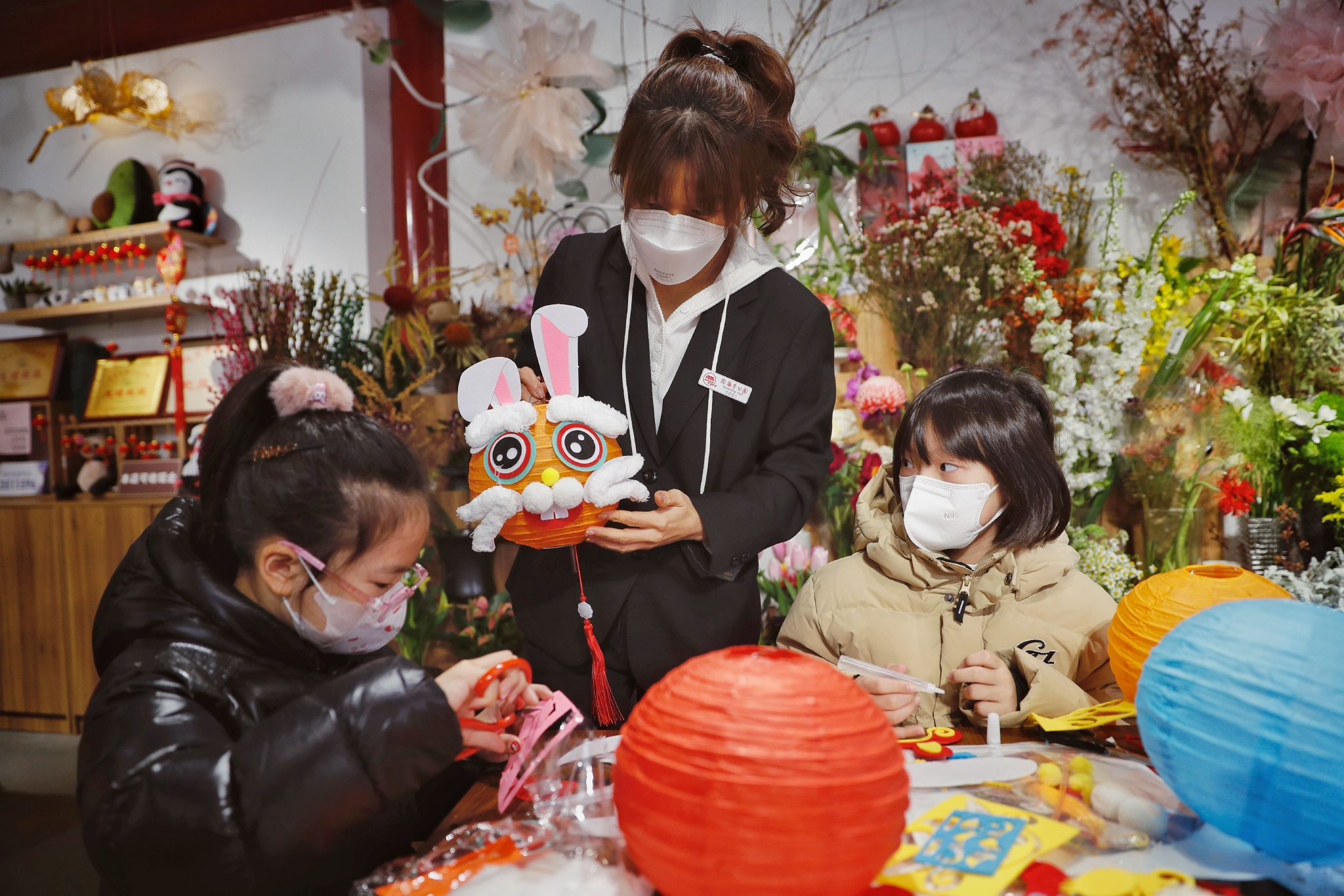 2023年2月5日，陶然亭公園，科普老師帶著小朋友做兔年花燈。  新京報記者 薛珺 攝
