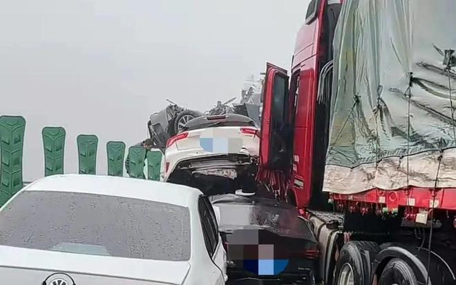 长沙境内许广高速多车相撞造成重大人员伤亡!救援情况→休闲区蓝鸢梦想 - Www.slyday.coM 长沙境内许广高速多车相撞造成重大人员伤亡!救援情况→休闲区蓝鸢梦想 - Www.slyday.coM