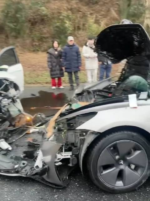 特斯拉正面碰撞车祸，对方油车前脸已经面目全非……