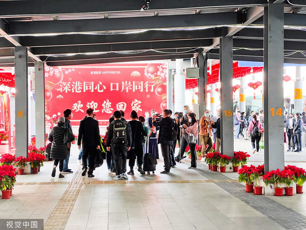 2023年2月6日,深圳,內地口岸工作人員迎接市民。視覺中國 圖