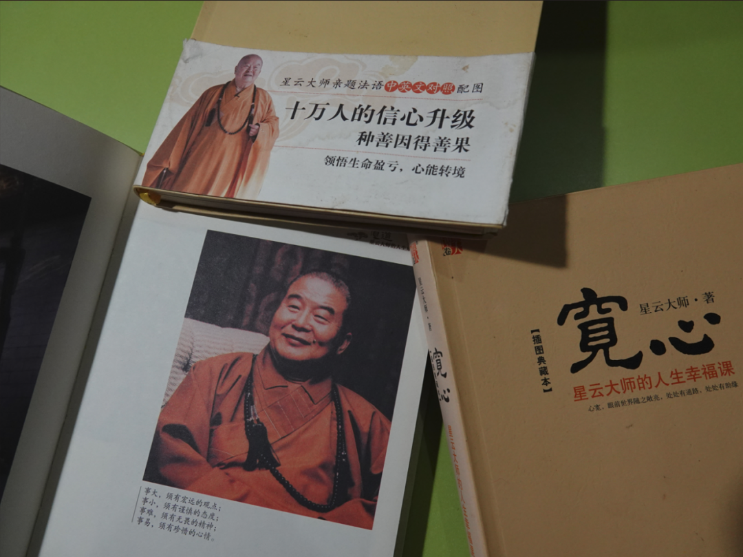 ▲2023年2月6日，湖北宜昌市民展示星云大师图书《舍得》、《宽心》、《厚道》。图/IC photo