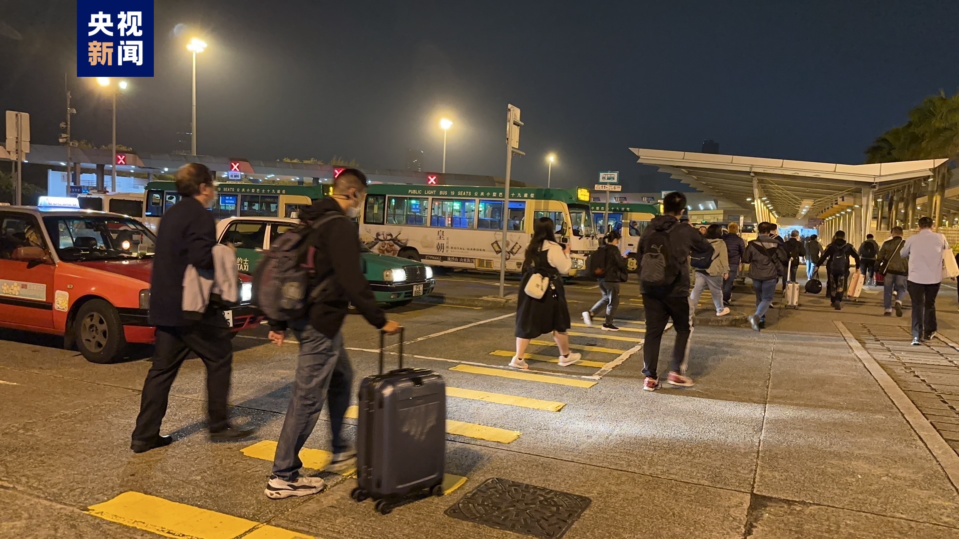 △6日零点起,全面恢复通关后的首批旅客从香港入境内地。