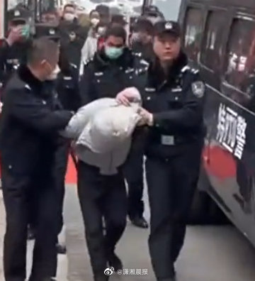 警方回应山东济宁一男子持刀抢劫金店：已被控制，正在调查中休闲区蓝鸢梦想 - Www.slyday.coM