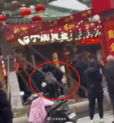 警方回应山东济宁一男子持刀抢劫金店：已被控制，正在调查中