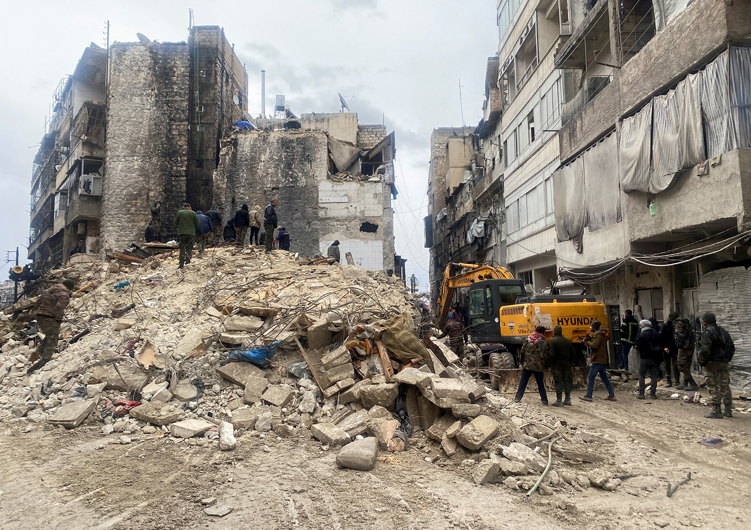 强烈地震已导致叙利亚全境超过1500人遇难，上千人受伤 图自澎湃影像