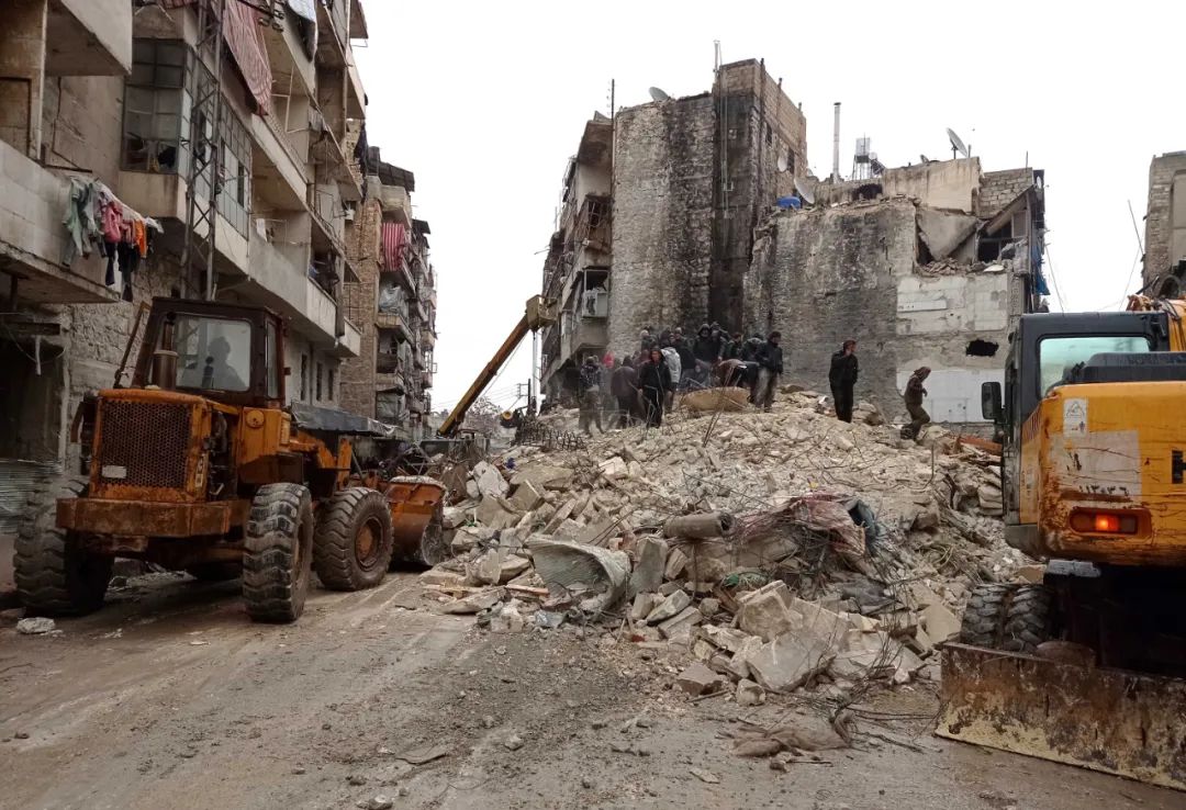 2月6日，人們在敘利亞阿勒頗省一處倒塌的建築現場進行救援。新華社發
