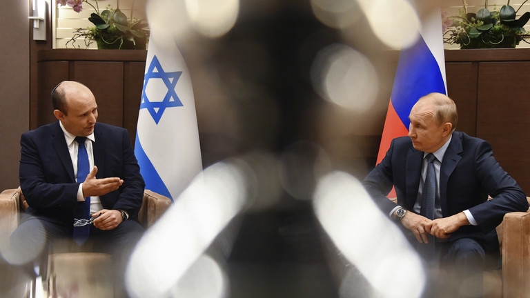 2021年10月22日，以色列总理贝内特（左）与俄罗斯总统普京在索契举行会晤 图源：美联社