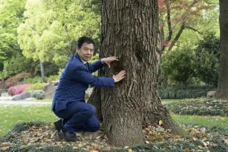 黄智生和树洞。/受访者提供