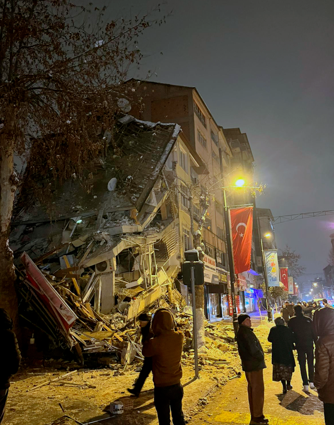 這是2月6日在土耳其馬拉蒂亞拍攝的一處倒塌的建築。圖源：新華社發，穆斯塔法·卡亞 攝
