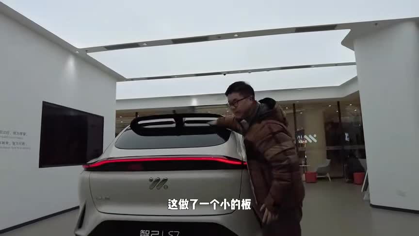 探店实拍智己LS7：半幅方向盘很科幻，零重力座椅有惊喜！