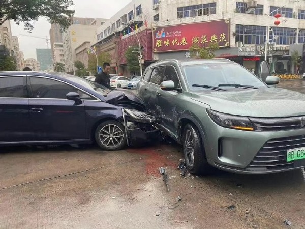 还能再硬一点?问界M7侧面被撞 想不到对方吃了大亏休闲区蓝鸢梦想 - Www.slyday.coM 还能再硬一点?问界M7侧面被撞 想不到对方吃了大亏休闲区蓝鸢梦想 - Www.slyday.coM