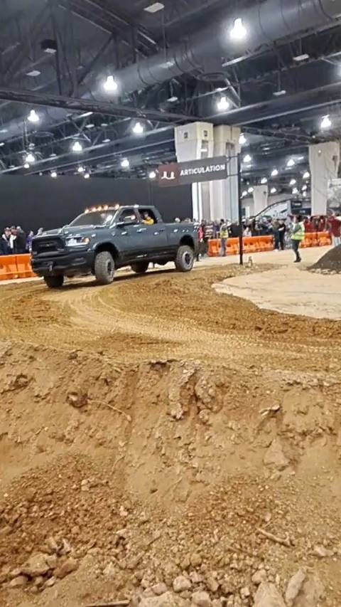 这是我见过最狠的车展展台......