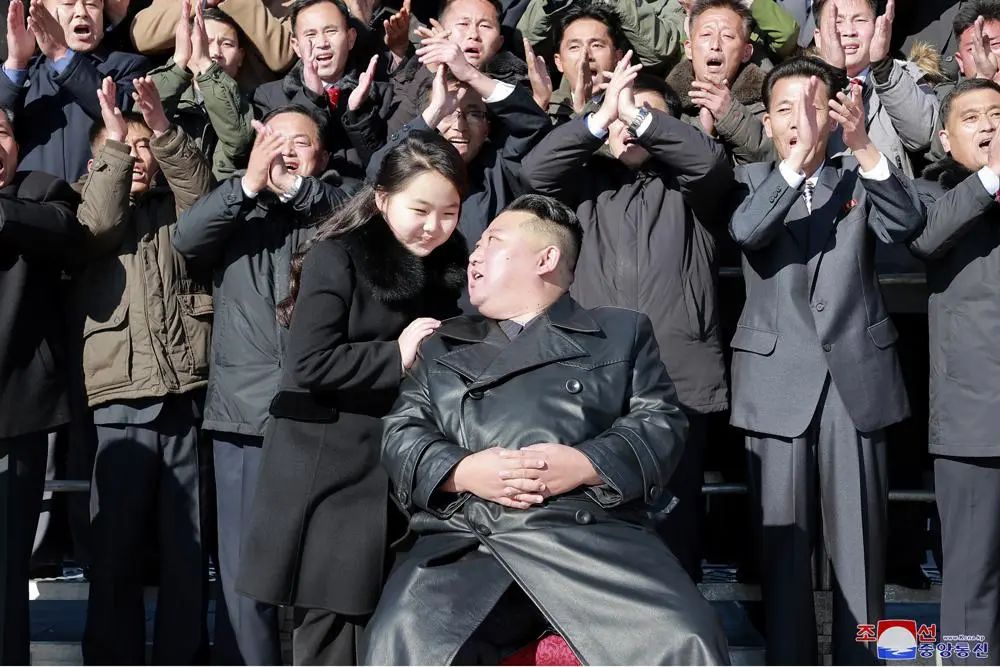 “尊敬的千金”陪伴金正恩阅兵:庆祝朝鲜人民军成立75周年休闲区蓝鸢梦想 - Www.slyday.coM “尊敬的千金”陪伴金正恩阅兵:庆祝朝鲜人民军成立75周年休闲区蓝鸢梦想 - Www.slyday.coM