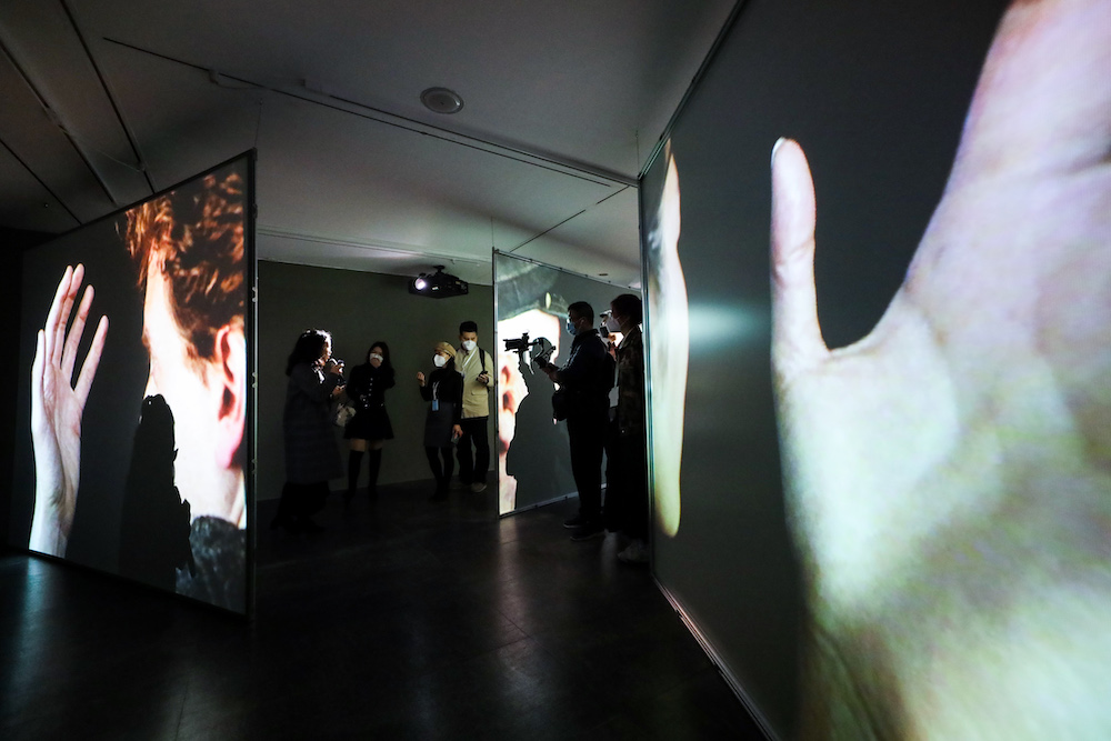 “触屏”板块,加里·希尔的作品《手、听》