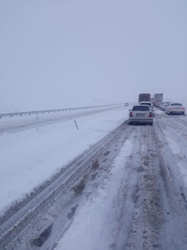 雨雪天道路上的車輛。在災區阿迪亞曼參與救援的中企員工供圖