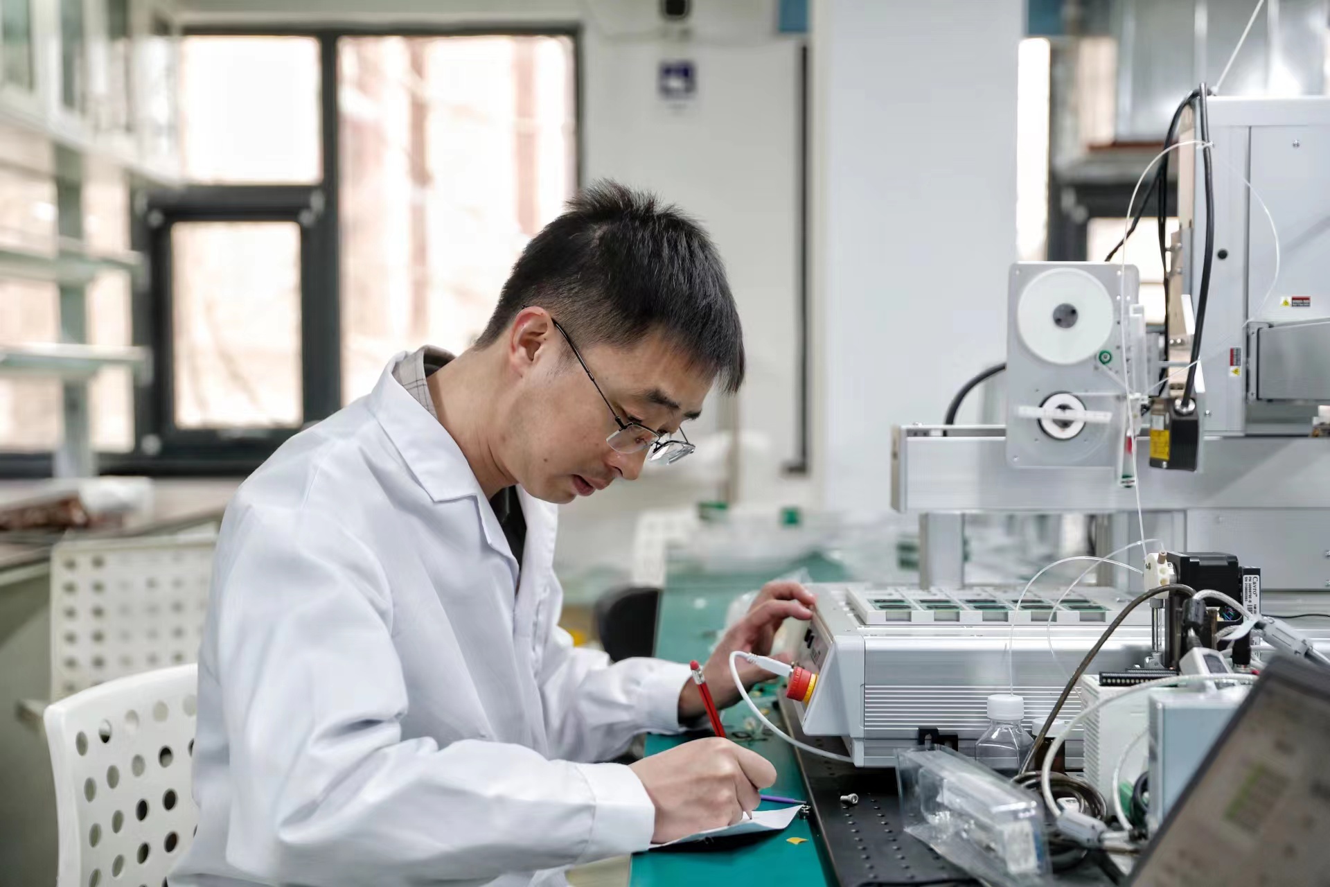 2月9日，中關村東昇科技園，齊碳科技總經理胡庚在實驗室里檢測生物芯片。  新京報記者 薛珺 攝