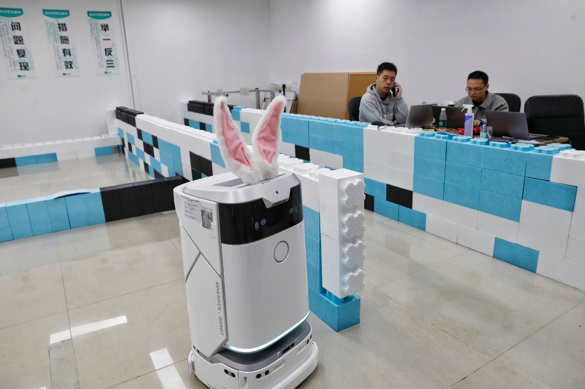 2月9日，中關村東昇科技園，麥岩智能的工程師正在測試一個戴著兔耳朵的清潔機器人極光壹號PRO。  新京報記者 薛珺 攝